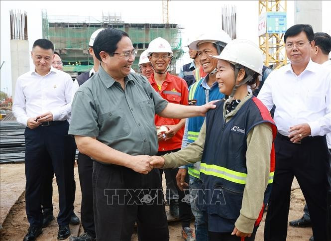 Thủ tướng Phạm Minh Chính với công nhân thi công dự án Cảng hàng không quốc tế Phú Quốc. Ảnh: Dương Giang/TTXVN