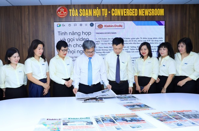 Phó Chủ tịch UBND Thành phố Trương Việt Dũng tham quan Báo Kinh tế và Đô thị và nghe báo cáo về mô hình Tòa soạn hội tụ.