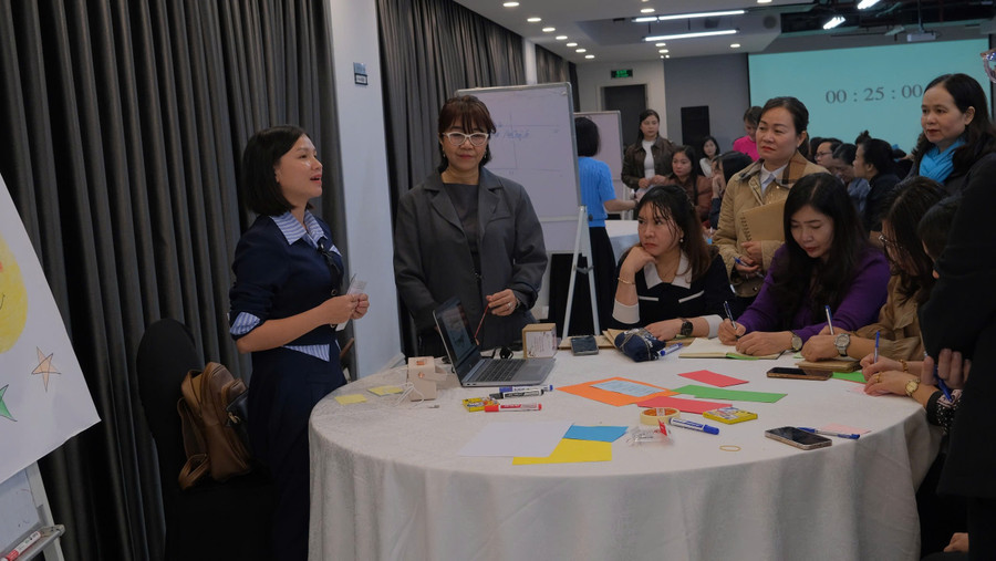 Cô Thuỷ (đứng ngoài cùng) trình bày các thay đổi trong lớp học tại hội thảo tổng kết dự án TALK năm 2025. 67.jpg