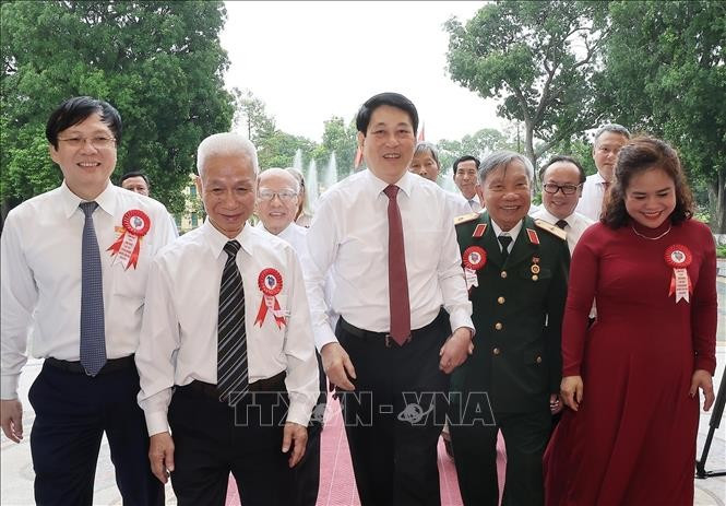 Chủ tịch nước Lương Cường với các nhà báo tiêu biểu toàn quốc. (Ảnh: Lâm Khánh/ TTXVN)
