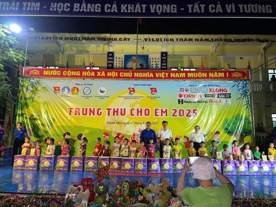 Ấm áp chương trình 'Trung thu cho em' tại Thanh Hoá