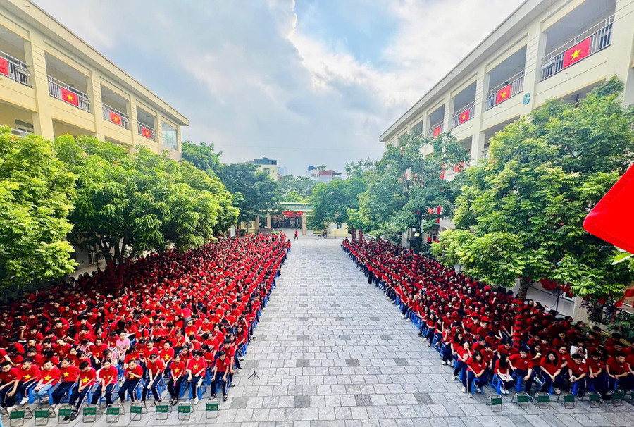 Học sinh trường THCS Dịch Vọng Hậu hân hoan trong ngày khai giảng năm học. img-4471.jpg