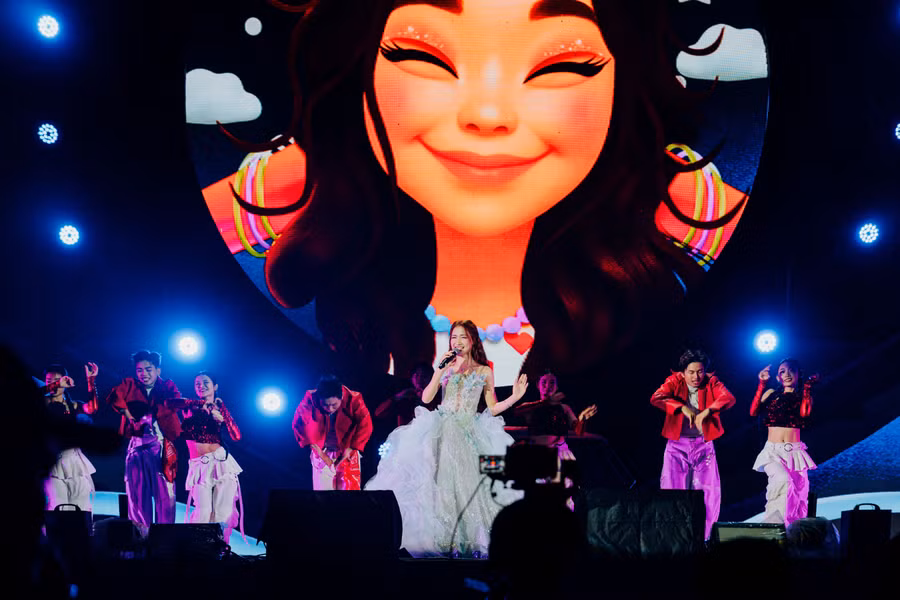 Hòa Minzy bùng cháy, RHYDER khuấy đảo sân khấu tại Happy Bee 15 Cần Thơ