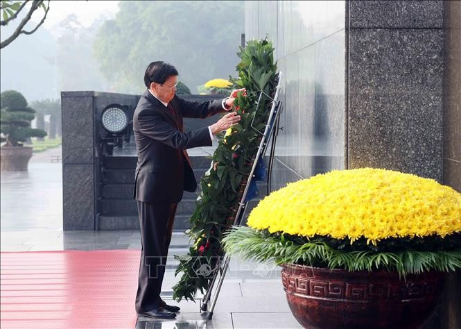 Tổng Bí thư, Chủ tịch nước Lào Thongloun Sisoulith đặt vòng hoa, vào Lăng viếng Chủ tịch Hồ Chí Minh. Ảnh: An Đăng/TTXVN