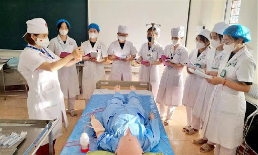 Sinh viên ngành Điều dưỡng thực hành kỹ năng lâm sàng trong môi trường mô phỏng sát thực tế tại trường. 210.png