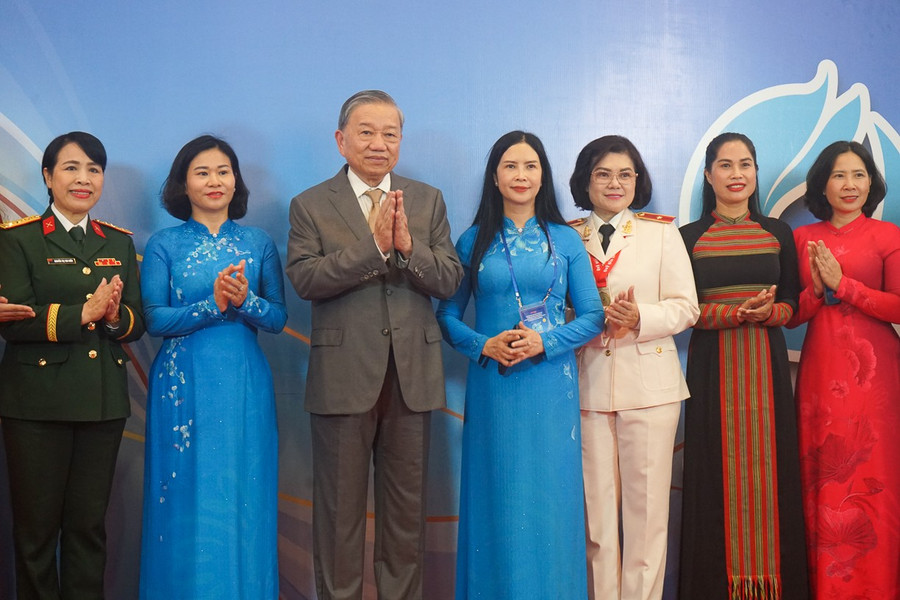 Tổng Bí thứ Tô Lâm chụp ảnh lưu niệm cùng các đồng chí lãnh đạo Hội phụ nữ. Tổng Bí thứ Tô Lâm chụp ảnh lưu niệm cùng các đồng chí lãnh đạo Hội phụ nữ.