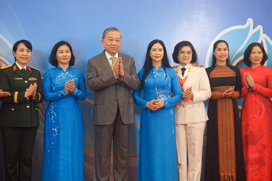 Tổng Bí thứ Tô Lâm chụp ảnh lưu niệm cùng các đồng chí lãnh đạo Hội phụ nữ.