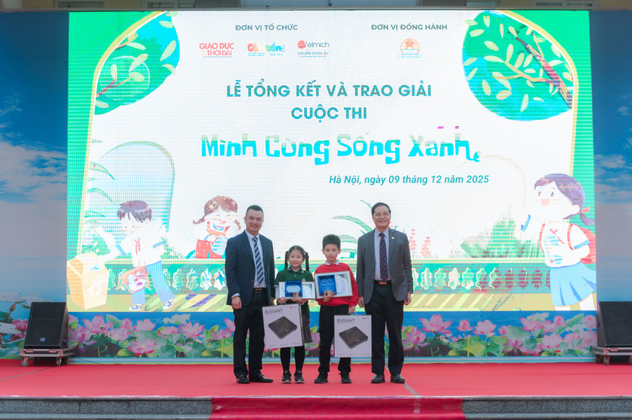 Ban tổ chức trao giải cho các học sinh có video dự thi xuất sắc.