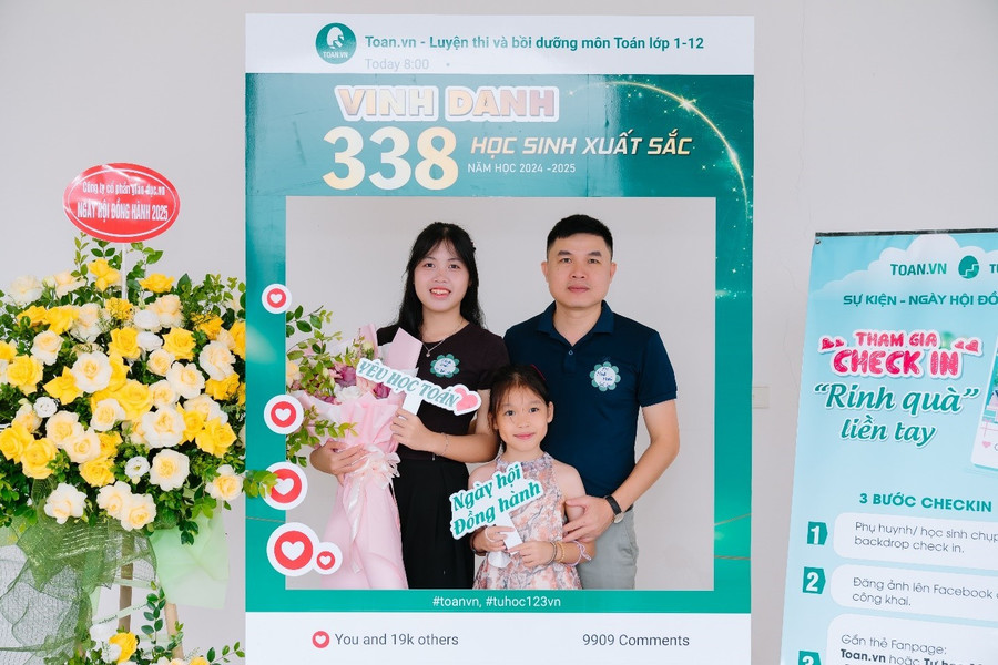 Phụ huynh cùng 2 con gái đến tham dự Ngày hội đồng hành 2025. 289.jpg