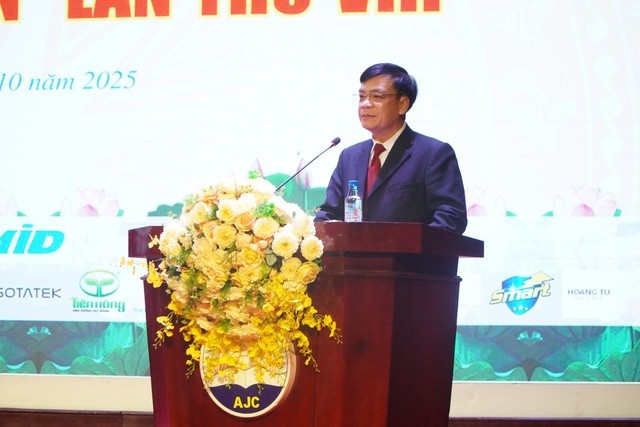 Nhà báo Đỗ Văn Huỳnh - Nguyên phó tổng biên tập Tạp chí Thanh niên - Trưởng Ban giám khảo Cuộc thi, thay mặt ban tổ chức lên báo cáo tổng kết cuộc thi viết "Vượt lên số phận" lần thứ VIII Nhà báo Đỗ Văn Huỳnh - Nguyên phó tổng biên tập Tạp chí Thanh niên - Trưởng Ban giám khảo Cuộc thi, thay mặt ban tổ chức lên báo cáo tổng kết cuộc thi viết "Vượt lên số phận" lần thứ VIII