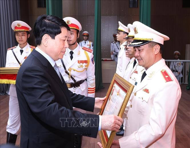 Chủ tịch nước Lương Cường trao Huân chương Quân công, Huân chương Chiến công và Huân chương bảo vệ Tổ quốc tặng các đơn vị và cá nhân của Bộ Công an. (Ảnh: Lâm Khánh/ TTXVN) Chủ tịch nước Lương Cường trao Huân chương Quân công, Huân chương Chiến công và Huân chương bảo vệ Tổ quốc tặng các đơn vị và cá nhân của Bộ Công an. (Ảnh: Lâm Khánh/ TTXVN)