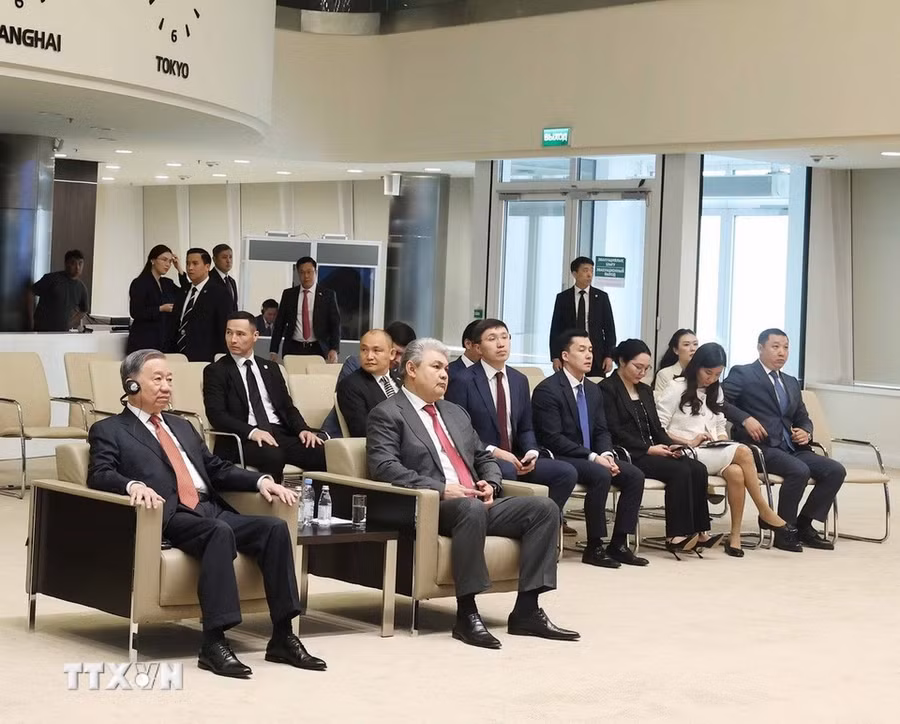 Tổng Bí thư Tô Lâm thăm Trung tâm Tài chính quốc tế Astana. (Ảnh: Thống Nhất/TTXVN).