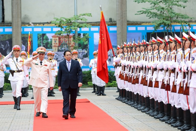 Lực lượng Công an nhân dân luôn là "Thanh bảo kiếm" của Đảng, Nhà nước, "Lá chắn thép" vững chắc trong bảo vệ an ninh Tổ quốc, đấu tranh với các loại tội phạm, giữ gìn cuộc sống bình yên, hạnh phúc, ấm no của Nhân dân. Ảnh VGP/Nhật Bắc Lực lượng Công an nhân dân luôn là "Thanh bảo kiếm" của Đảng, Nhà nước, "Lá chắn thép" vững chắc trong bảo vệ an ninh Tổ quốc, đấu tranh với các loại tội phạm, giữ gìn cuộc sống bình yên, hạnh phúc, ấm no của Nhân dân. Ảnh VGP/Nhật Bắc