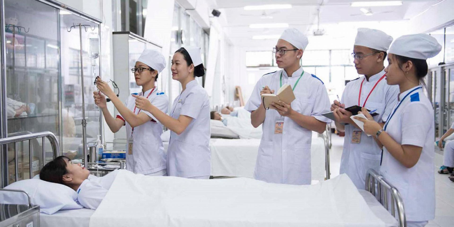 : Sinh viên được đi thực tập và tiếp xúc với bệnh nhân sớm dưới sự hướng dẫn của giảng viên.