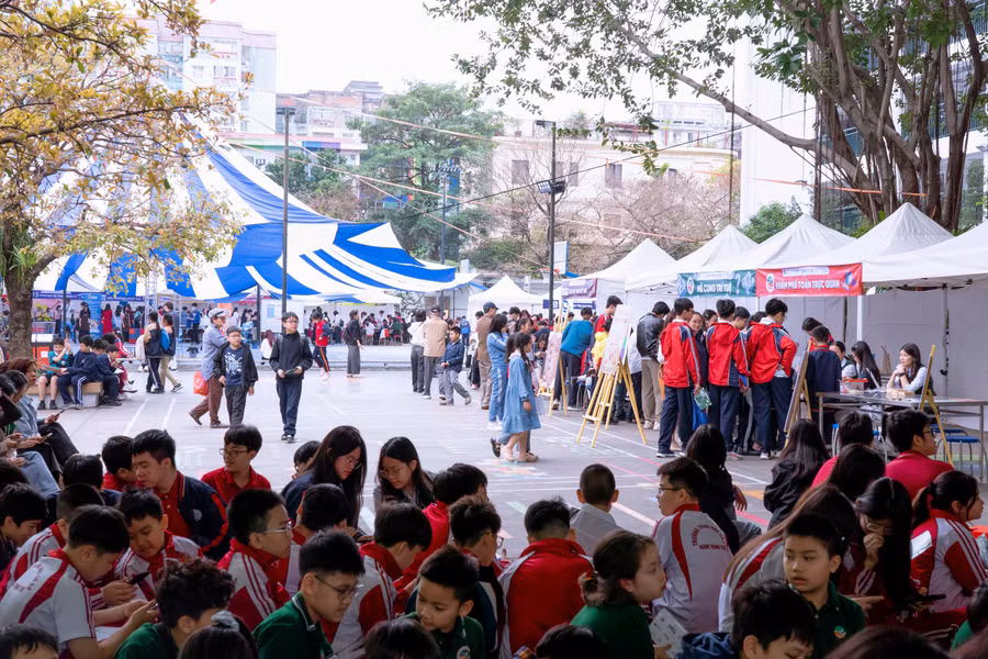 MOD Yên Hòa 2026 tổ chức tại trường Ngôi Sao Hà Nội thu hút đông đảo thầy cô và học sinh tham dự.