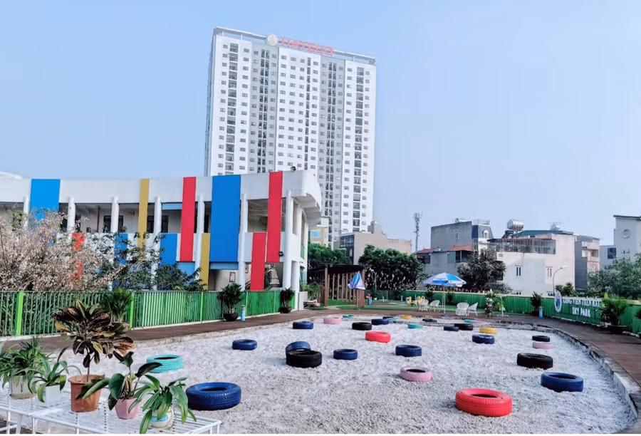 Sân cát trên cao trường Mầm non Yên Sở được phủ bóng cây xanh.