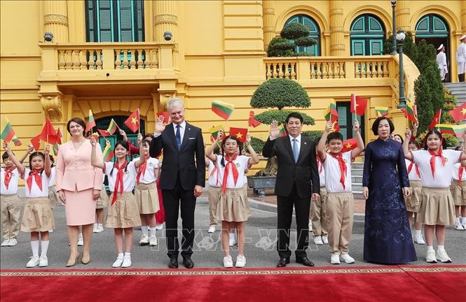 Chủ tịch nước Lương Cường và Phu nhân cùng Tổng thống Cộng hoà Litva Gitanas Nauseda và Phu nhân với thiếu nhi Thủ đô tại lễ đón. (Ảnh: Lâm Khánh/TTXVN) Chủ tịch nước Lương Cường và Phu nhân cùng Tổng thống Cộng hoà Litva Gitanas Nauseda và Phu nhân với thiếu nhi Thủ đô tại lễ đón. (Ảnh: Lâm Khánh/TTXVN)