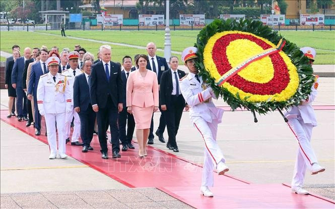 Tổng thống Cộng hoà Litva Gitanas Nauseda và Phu nhân đến đặt vòng hoa và vào Lăng viếng Chủ tịch Hồ Chí Minh. (Ảnh: Phạm Kiên/TTXVN) Tổng thống Cộng hoà Litva Gitanas Nauseda và Phu nhân đến đặt vòng hoa và vào Lăng viếng Chủ tịch Hồ Chí Minh. (Ảnh: Phạm Kiên/TTXVN)
