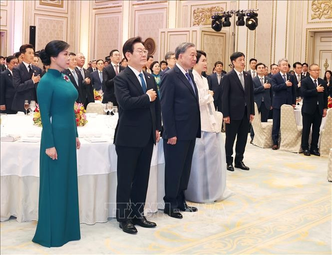 Tổng Bí thư Tô Lâm và Phu nhân cùng Tổng thống Hàn Quốc Lee Jae Myung và Phu nhân thực hiện nghi lễ chào cờ. Ảnh: Thống Nhất/TTXVN Tổng Bí thư Tô Lâm và Phu nhân cùng Tổng thống Hàn Quốc Lee Jae Myung và Phu nhân thực hiện nghi lễ chào cờ. Ảnh: Thống Nhất/TTXVN