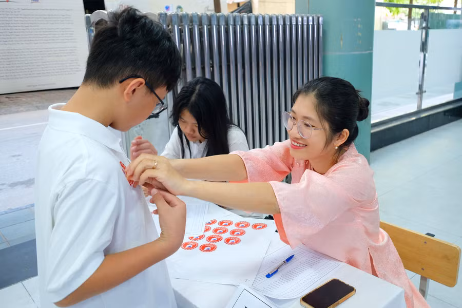 04-co-phuong-mai-chao-don-cac-em-hoc-sinh.jpg