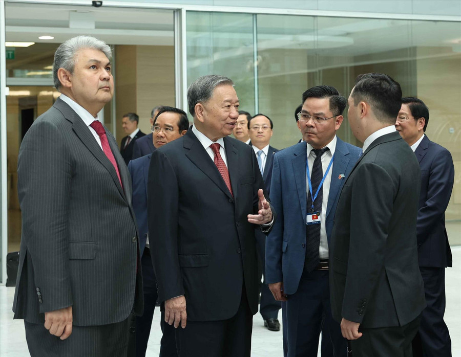 Tổng Bí thư Tô Lâm thăm Trung tâm Tài chính Astana AIFC.(Ảnh: Thống Nhất/TTXVN). 91.jpg