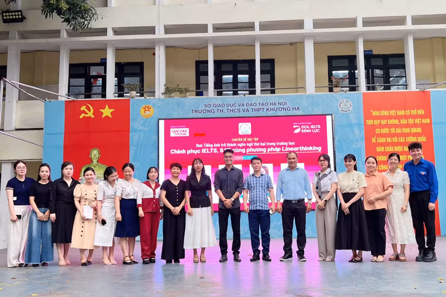 Diễn giả Hoàng Hưng Đức - Đại diện DOL English và BGH, các thầy cô giáo trường THPT Khương Hạ.