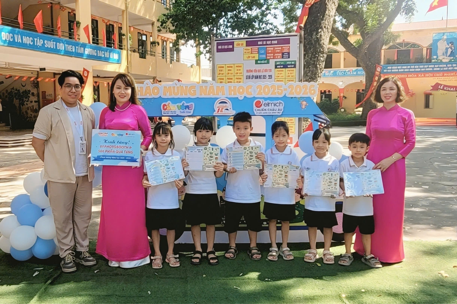 Ban giám hiệu và học sinh trường Tiểu học Lê Hữu Tựu (Đông Anh, Hà Nội). 354.png