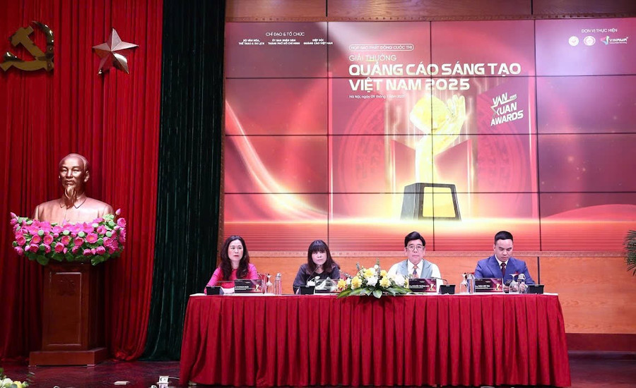 Đại diện Ban tổ chức trả lời các câu hỏi của phóng viên tại họp báo sáng 9/7.