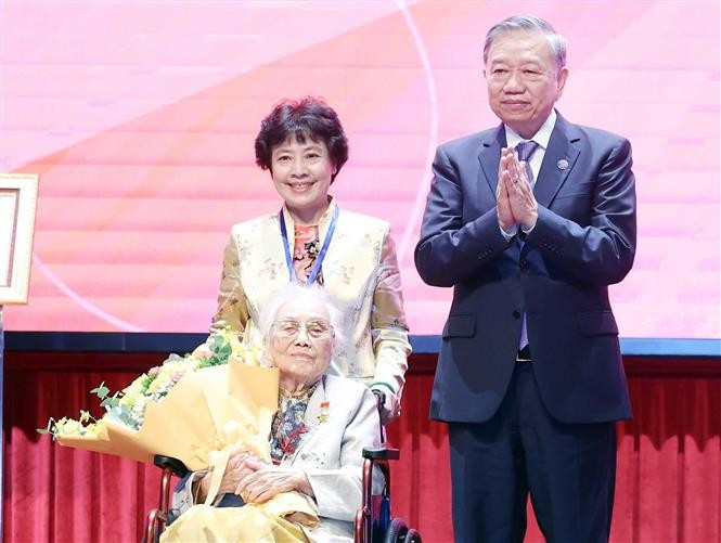 Tổng Bí thư Tô Lâm trao danh hiệu Anh hùng Lao động cho bà Nguyễn Thị Bình, nguyên Uỷ viên Trung ương Đảng, nguyên Phó Chủ tịch nước, nguyên Bộ Trưởng Bộ Ngoại giao Chính phủ cách mạng lâm thời Cộng hoà Miền nam Việt Nam. (Ảnh: Thống Nhất/TTXVN)
