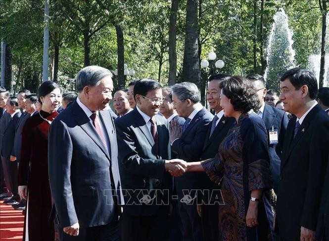 Tổng Bí thư Tô Lâm giới thiệu với Tổng Bí thư, Chủ tịch nước Lào Thongloun Sisoulith các thành viên đoàn Việt Nam. Ảnh: Thống Nhất/TTXVN