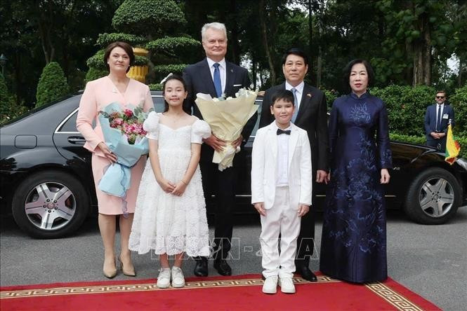 Chủ tịch nước Lương Cường và Phu nhân cùng Tổng thống Cộng hoà Litva Gitanas Nauseda và Phu nhân với thiếu nhi Thủ đô tại lễ đón. (Ảnh: Lâm Khánh/TTXVN) Chủ tịch nước Lương Cường và Phu nhân cùng Tổng thống Cộng hoà Litva Gitanas Nauseda và Phu nhân với thiếu nhi Thủ đô tại lễ đón. (Ảnh: Lâm Khánh/TTXVN)