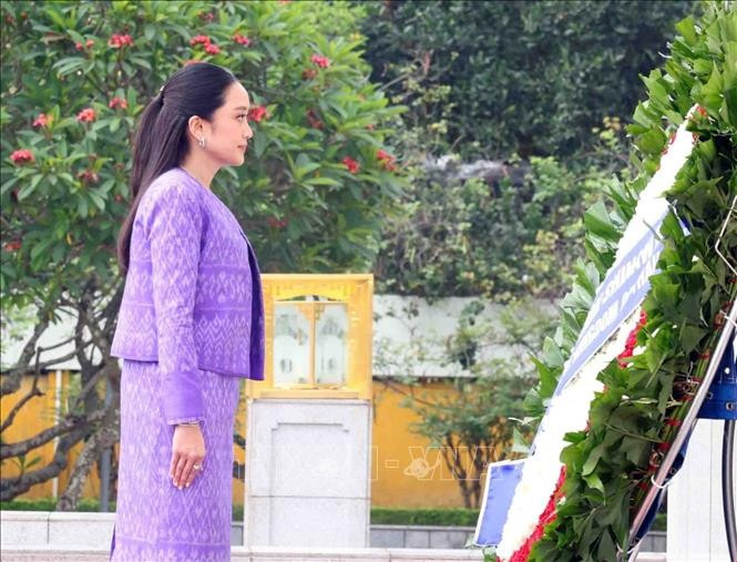 Thủ tướng Vương quốc Thái Lan Paetongtarn Shinawatra đến đặt vòng hoa tại Đài tưởng niệm các Anh hùng liệt sĩ (đường Bắc Sơn, Ba Đình, Hà Nội). (Ảnh: Phạm Kiên/TTXVN) Thủ tướng Vương quốc Thái Lan Paetongtarn Shinawatra đến đặt vòng hoa tại Đài tưởng niệm các Anh hùng liệt sĩ (đường Bắc Sơn, Ba Đình, Hà Nội). (Ảnh: Phạm Kiên/TTXVN)