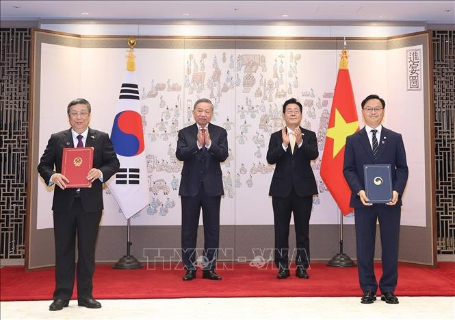 Tổng Bí thư Tô Lâm và Tổng thống Hàn Quốc Lee Jae Myung chứng kiến lễ trao Bản ghi nhớ về hợp tác nghề cá giữa Bộ Nông nghiệp và Môi trường Việt Nam và Bộ Thủy sản và Đại dương Hàn Quốc. (Ảnh: Thống Nhất/TTXVN) Tổng Bí thư Tô Lâm và Tổng thống Hàn Quốc Lee Jae Myung chứng kiến lễ trao Bản ghi nhớ về hợp tác nghề cá giữa Bộ Nông nghiệp và Môi trường Việt Nam và Bộ Thủy sản và Đại dương Hàn Quốc. (Ảnh: Thống Nhất/TTXVN)