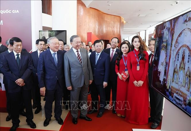 Tổng Bí thư Tô Lâm và các đại biểu trải nghiệm Kênh Truyền hình đối ngoại Quốc gia - Vietnam Today. (Ảnh: TTXVN) Tổng Bí thư Tô Lâm và các đại biểu trải nghiệm Kênh Truyền hình đối ngoại Quốc gia - Vietnam Today. (Ảnh: TTXVN)