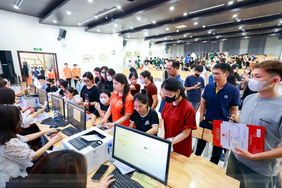 Với những thí sinh trúng tuyển chưa kịp đến trường, Nhà trường vẫn hỗ trợ nhập học trực tuyến. 297.jpg