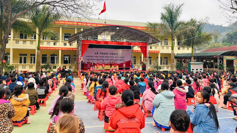 Trao tặng thư viện cho 12 trường Tiểu học trên toàn quốc