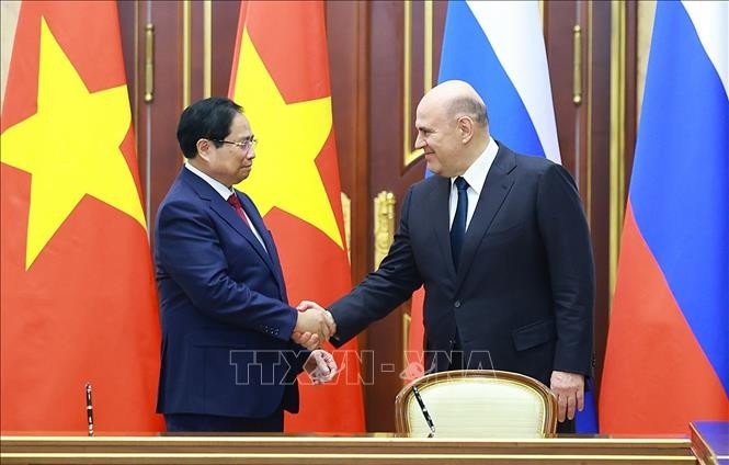 Thủ tướng Phạm Minh Chính và Thủ tướng Liên bang Nga Mikhail Mishustin. Ảnh: Dương Giang/TTXVN