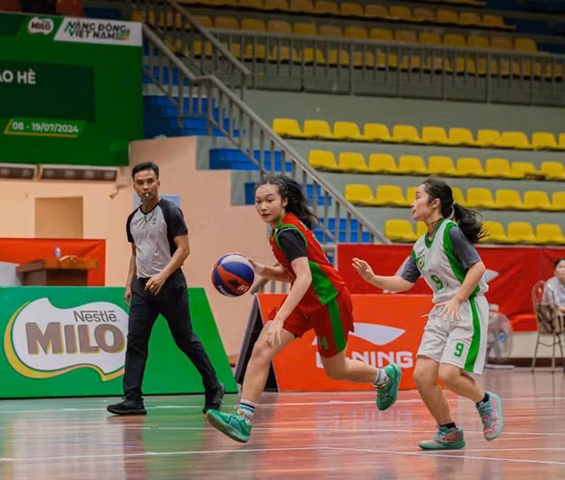 Minh Hà (áo đỏ) là một trong những cầu thủ nổi bật trong nhiều mùa giải bóng rổ cúp Nestlé MILO.