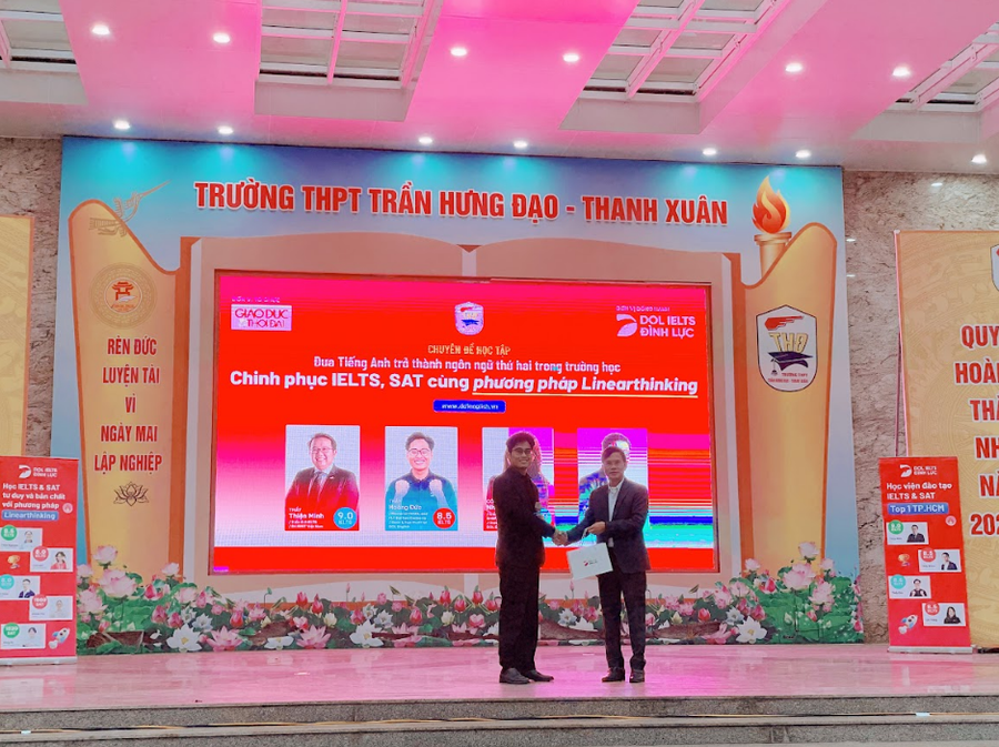 Thầy Hoàng Hưng Đức- Đại diện DOL English gửi tặng món quà tới BGH trường THPT Trần Hưng Đạo.