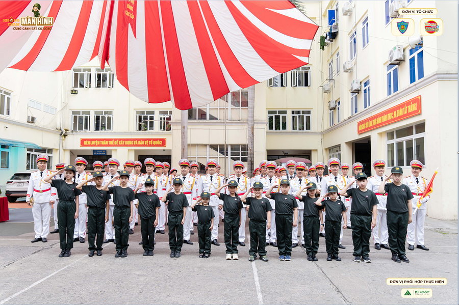 Chương trình giáo dục trải nghiệm 'Không chạm màn hình cùng cảnh sát cơ động'