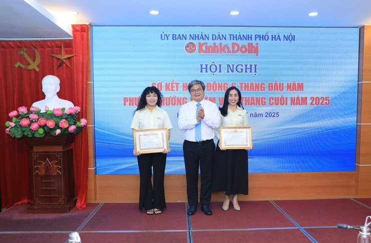 Phó Chủ tịch UBND Thành phố Trương Việt Dũng trao Bằng khen của Chủ tịch UBND Thành phố tặng các tập thể có thành tích xuất sắc Phó Chủ tịch UBND Thành phố Trương Việt Dũng trao Bằng khen của Chủ tịch UBND Thành phố tặng các tập thể có thành tích xuất sắc