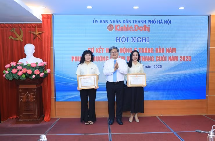 Phó Chủ tịch UBND Thành phố Trương Việt Dũng trao Bằng khen của Chủ tịch UBND Thành phố tặng các tập thể có thành tích xuất sắc