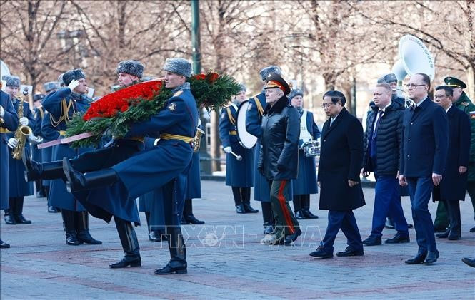 Thủ tướng Phạm Minh Chính đặt hoa tại Đài tưởng niệm Liệt sĩ vô danh Liên bang Nga ở thủ đô Moskva. Ảnh: Dương Giang/TTXVN