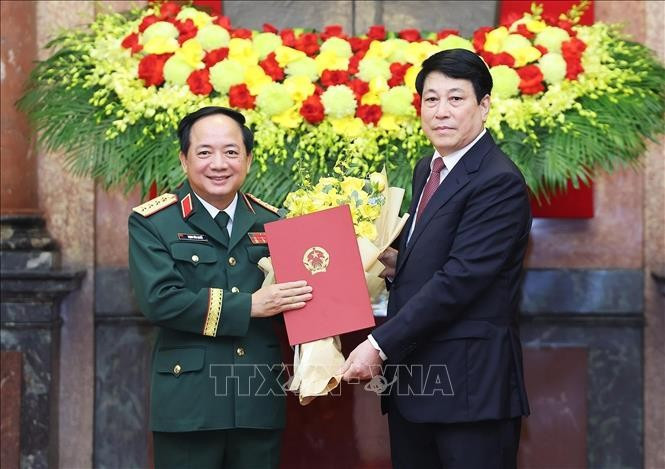 Chủ tịch nước Lương Cường trao Quyết định thăng quân hàm từ Thượng tướng lên Đại tướng đối với ông Trịnh Văn Quyết, Bí thư Trung ương Đảng, Chủ nhiệm Tổng cục Chính trị Quân đội nhân dân Việt Nam. (Ảnh: Lâm Khánh/TTXVN) Chủ tịch nước Lương Cường trao Quyết định thăng quân hàm từ Thượng tướng lên Đại tướng đối với ông Trịnh Văn Quyết, Bí thư Trung ương Đảng, Chủ nhiệm Tổng cục Chính trị Quân đội nhân dân Việt Nam. (Ảnh: Lâm Khánh/TTXVN)