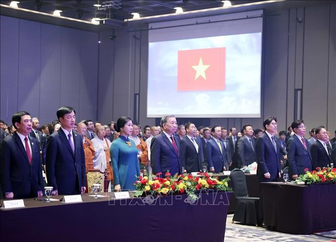 Tổng Bí thư Tô Lâm và Phu nhân cùng các đại biểu tham dự buổi lễ thực hiện nghi thức chào cờ. (Ảnh: Thống Nhất/TTXVN)
