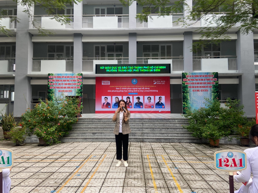 Cô Ngọc Anh - giáo viên DOL IELTS Đình Lực đồng hành cùng Talkshow.