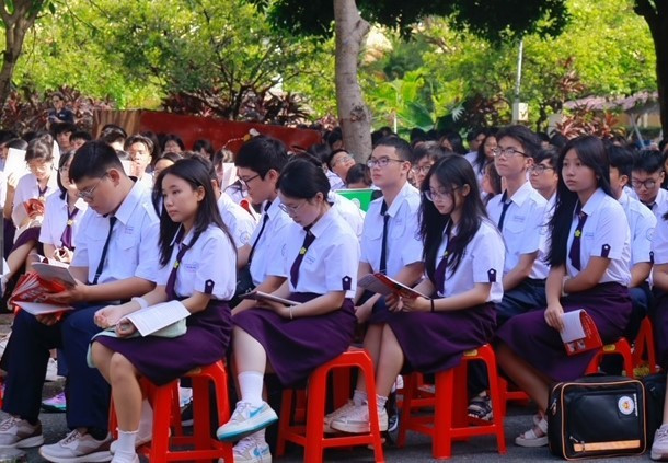 Các ‘tân binh’ trường Nguyễn Thị Minh Khai chăm chú nghe bài giảng từ NCS Hà Đặng Như Quỳnh, IELTS 9.0 và hiện là giám đốc học thuật tại DOL English. ntmk-1.jpg