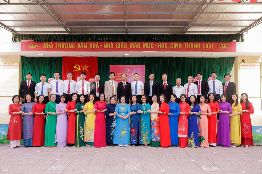 Tập thể cán bộ, giáo viên nhà trường. 116-4894.jpg