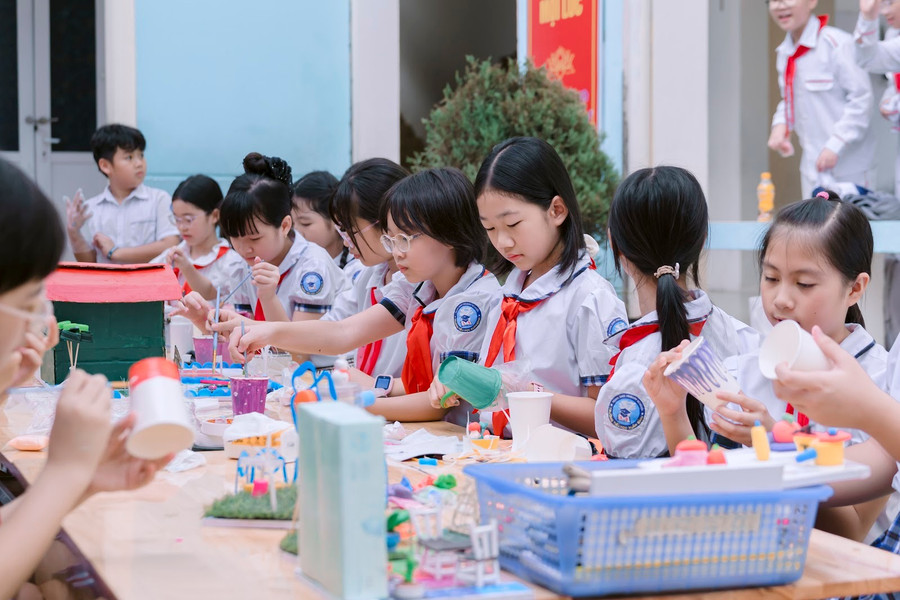 Các em học sinh trường Tiểu học Xuân Đỉnh (P. Xuân Đỉnh) chăm chú làm mô hình tái chế theo chủ đề “Căn bếp Xanh”. 44.jpg