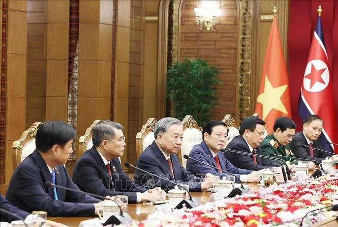 Tổng Bí thư Tô Lâm và Đoàn cấp cao Việt Nam tại cuộc hội đàm với Tổng Bí thư, Chủ tịch Quốc vụ CHDCND Triều Tiên Kim Jong Un. Ảnh: Thống Nhất/TTXVN Tổng Bí thư Tô Lâm và Đoàn cấp cao Việt Nam tại cuộc hội đàm với Tổng Bí thư, Chủ tịch Quốc vụ CHDCND Triều Tiên Kim Jong Un. Ảnh: Thống Nhất/TTXVN